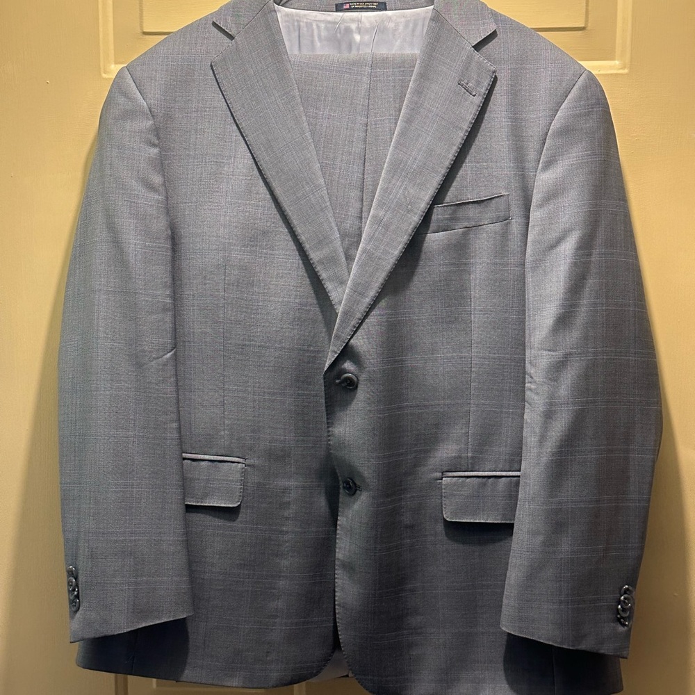 Hart Schaffner Marx Gray Suit with Structured Silhouette